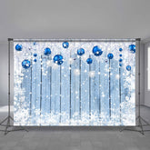 Aperturee - Marineblaue Weihnachtskugeln aus Holz mit Schneehintergrund